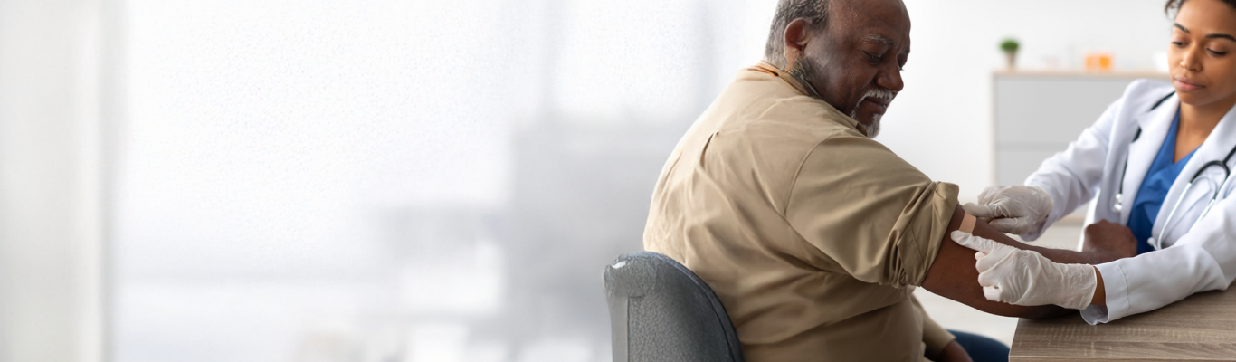 رجل مسن يتلقى اللقاح